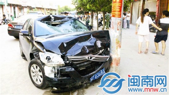 當(dāng)時男子開著這輛小車到這里，結(jié)果遇見警察攔截