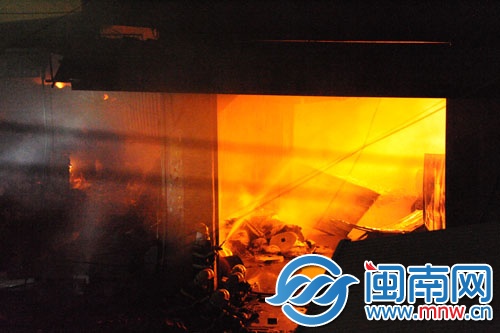 倉庫火勢很旺，消防員用水槍壓制