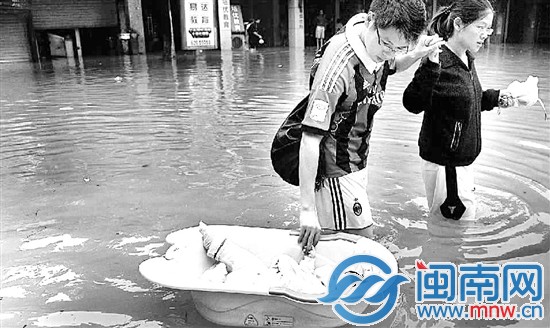 前日，余姚市民錢先生夫婦用澡盆帶著僅三個(gè)月大的兒