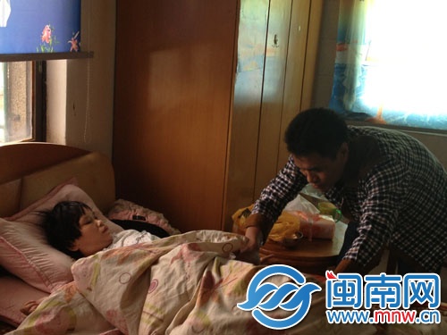 妻子因腦出血致右半身癱瘓，生活起居都需要唐某偉照顧