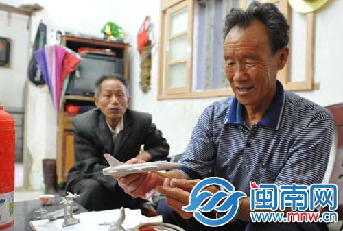 當(dāng)年打下美國(guó)戰(zhàn)機(jī)后，士兵們用飛機(jī)殘骸制成戰(zhàn)機(jī)模型