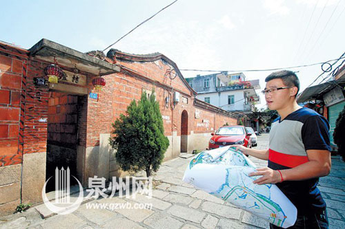 黃強(qiáng)走街串巷，為手繪“刺桐百巷”地圖做準(zhǔn)備。