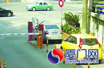 朱某駕車緩緩駛向道閘，硬生生將道閘頂開