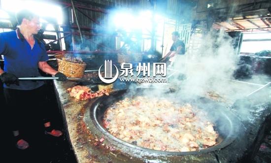 兩名工人圍著四口大鍋煉豬油，現(xiàn)場(chǎng)散發(fā)出陣陣惡臭。