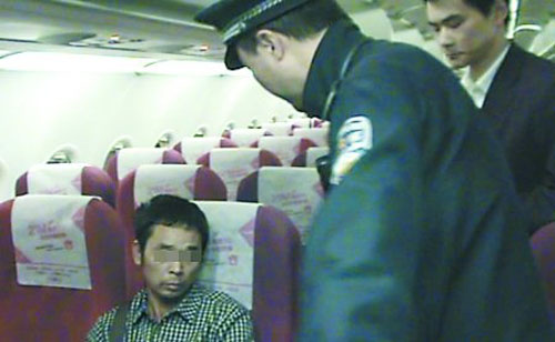 民警正勸說“霸占”飛機(jī)的男子