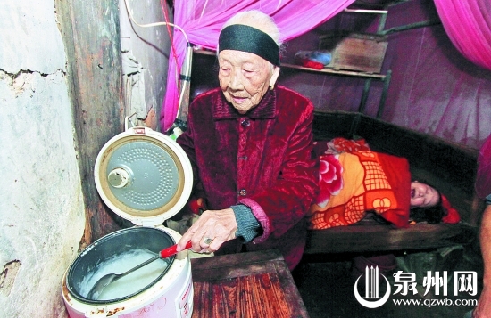 雖已年邁，王算仍每天為臥床的七旬女兒熬粥、擦身，