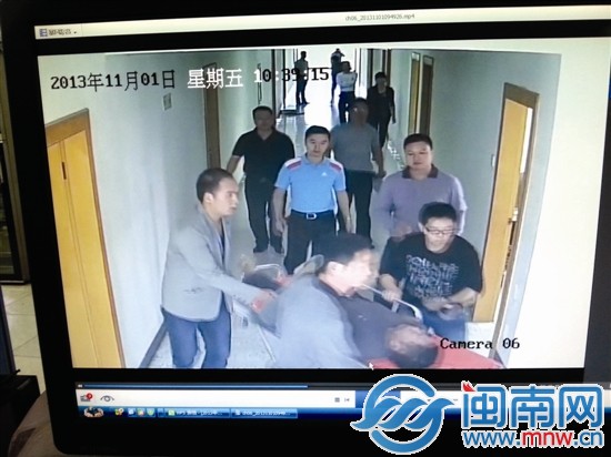 監(jiān)控顯示，老伯倒地后，工作人員立即叫來了急救人員