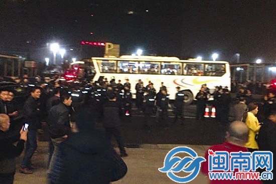 一日深夜，鄭州鄭東新區(qū)夜總會“皇家一號”被查處