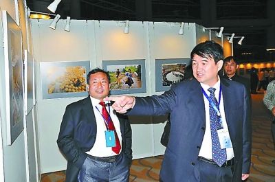 廖少華（右）與洪金洲（左）共同出席某活動(dòng)