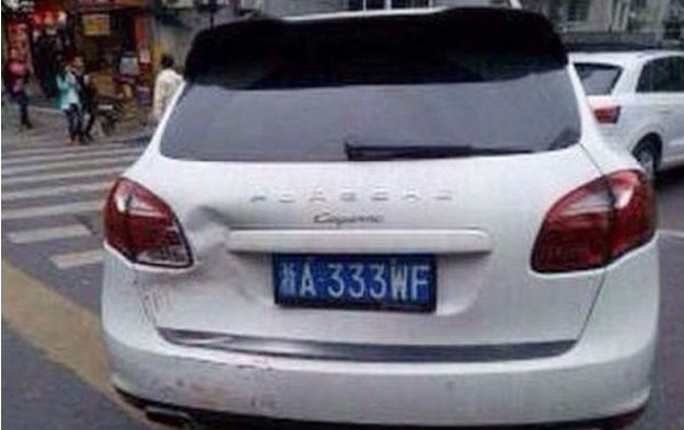 孫楊無(wú)證駕卡宴撞公交車