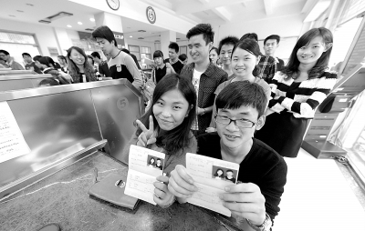 一對(duì)新人領(lǐng)到結(jié)婚證成功“脫光”。