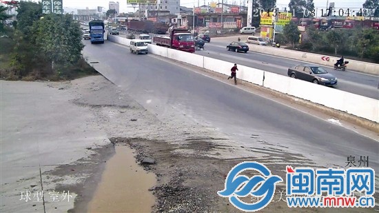 監(jiān)控顯示，丁某撞人后棄車逃跑