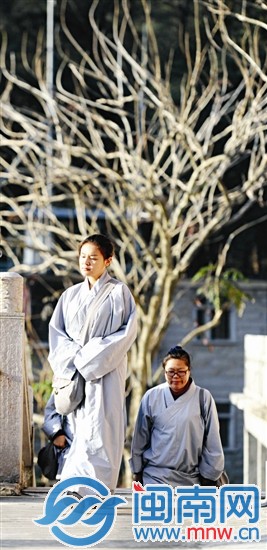 在安靜的寺院里，學(xué)員面露從容