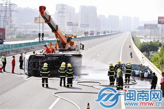 為防止爆炸，消防官兵朝貨車噴水，3個(gè)泄漏氣罐被移