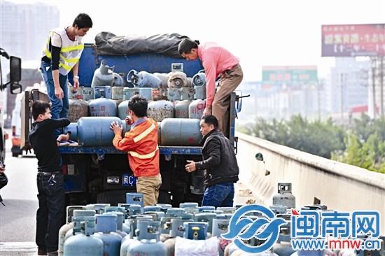 路政部門找來貨車，將液化氣罐運(yùn)走