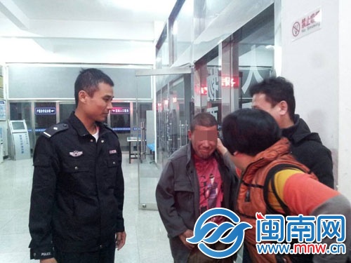 回到母親身邊，張某慎露出開心的表情