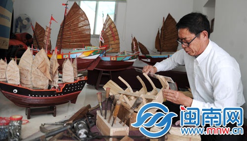 做起船來(lái)，老黃一點(diǎn)都不含糊，每道工序都非常認(rèn)真地