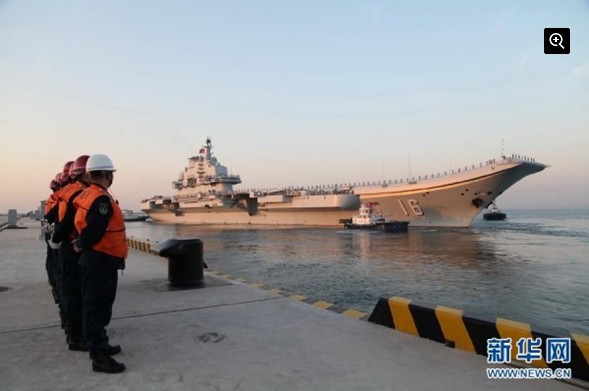 遼寧艦26日上午從青島某軍港解纜起航。