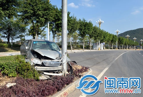 小車車速太快，直接撞上綠化帶