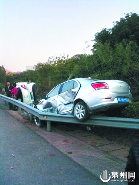 兩輛小車(chē)一前一后飛出護(hù)欄外