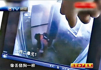 電梯監(jiān)控顯示，小女孩在電梯里摔打男童