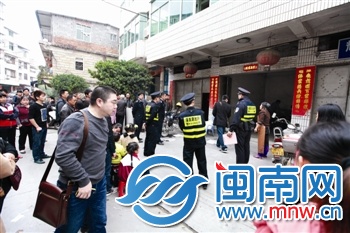 事發(fā)現(xiàn)場(chǎng)，警方正在屋內(nèi)尸檢