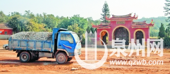 南安市鄭成功陵園大門緊閉，一輛土方車從滿是泥濘的