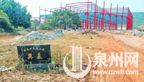 鄭成功主題公園奠基石旁，一座廠房拔地而起