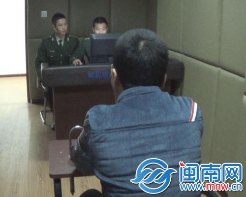 身著男裝、理著板寸頭的小珍，在派出所配合辦案