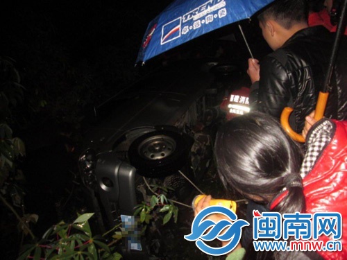 孩子獨守車內(nèi)危險多1
