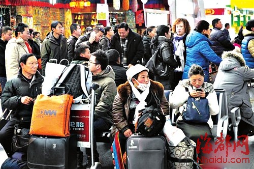 大量旅客滯留在貢嘎機(jī)場候機(jī)大廳