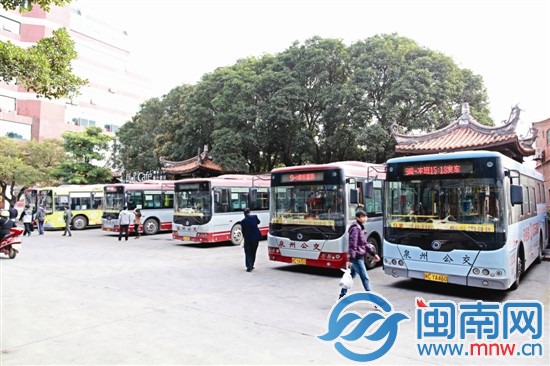 文化宮公交站，一片繁忙