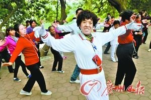 天河公園，大媽們戴著耳機(jī)安靜地跳著廣場(chǎng)舞