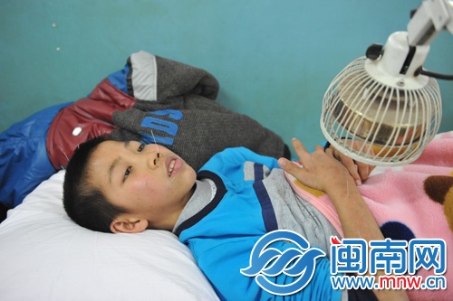 如今，他無(wú)法去上學(xué)，每天都要去醫(yī)院針灸