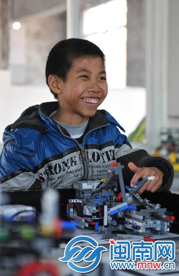 鼓搗起機(jī)器人，小云翔非常開心