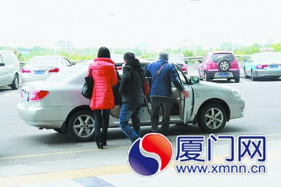 乘客被人拉走，坐上黑車