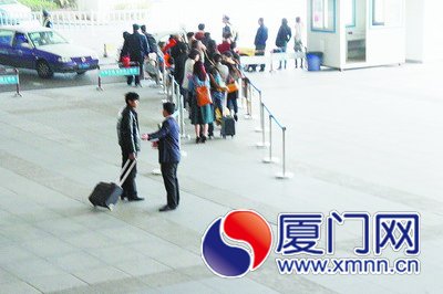 黑衣男子拉客，與正規(guī)出租車爭奪客源