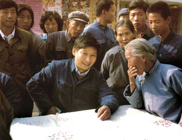 時(shí)任中共正定縣委書記的習(xí)近平在大街上聽取來訪群眾