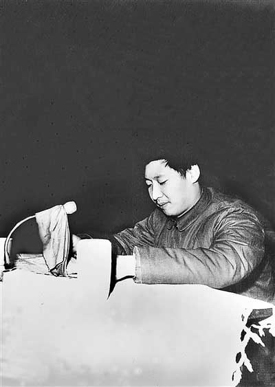 時(shí)任中共正定縣委書記習(xí)近平在發(fā)展商品生產(chǎn)三級(jí)干部