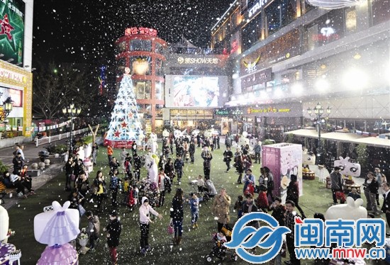 昨晚9點(diǎn)，泉州市區(qū)領(lǐng)秀天地，“人工造雪”吸引很多