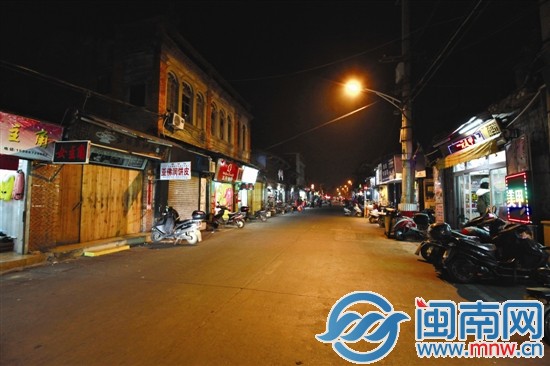 昨晚不到9點(diǎn)，泉州市區(qū)西街，多家店鋪已經(jīng)關(guān)門，路