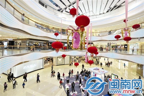昨晚9點半，泉州市區(qū)萬達廣場，依舊人來人往