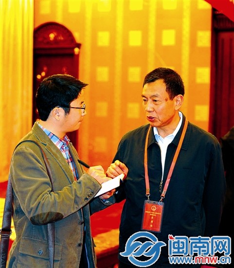 泉州市人大常委會(huì)主任陳?；邮鼙揪W(wǎng)記者采訪