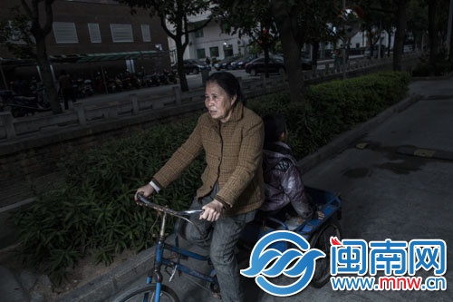 李奶奶每天載著孫子上下學(xué),兩人相依為命