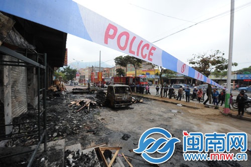 家具城門(mén)口，貨車(chē)已被燒毀