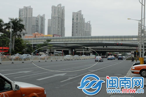 昨日凌晨被撞斷的這段十多米長護欄，目前已被補上