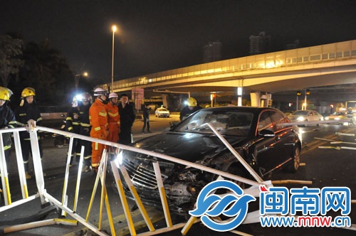 鋼管直插擋風玻璃，司機不幸身亡，事故現(xiàn)場非常慘烈