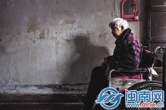 陳磨治坐在輪椅上，常年窩在家中，好希望有人帶她出