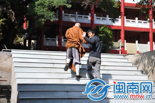 決心留在寺廟工作，陳奕新向眾人揮手告別