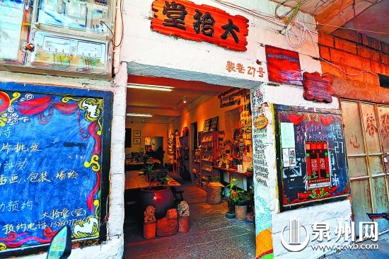 門旁的墻繪，讓這座古老的房子散發(fā)出新氣息